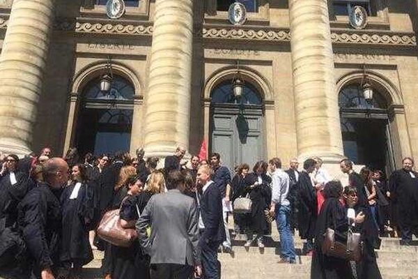 Les avocats à nouveau en grève sur l'aide juridictionnelle à Paris le 26 juin 2014