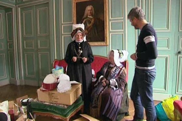 Séance d'essayage chez Stéphane, costumier pour le cinéma, qui possède  l'une des plus grandes collections de coiffes normandes de la région