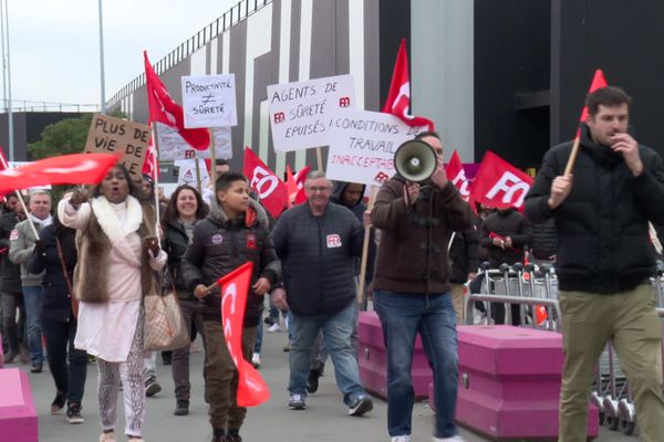 4e journée de manifestation consécutive des personnels de sécurité de l'aéroport Bordeaux-Mérignac en lutte pour l'amélioration de leurs conditions de travail