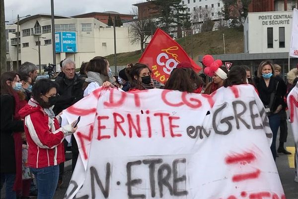 Les sages-femmes protestent contre un projet de suppressions de lits à Lyon Sud