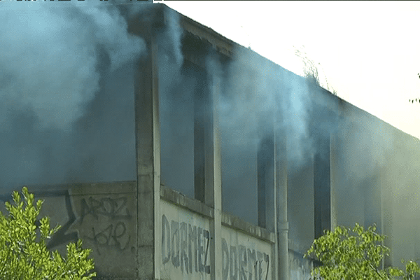 Le feu a pris vers 12h10, embrasant les trois étages du bâtiment désaffecté.