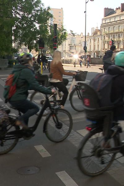 De plus en plus de cyclistes vont au travail à vélo, notamment à Rennes où la bicyclette présente des avantages non négligeables.