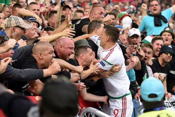 Szalai célèbre l'ouverture du score avec les supporters