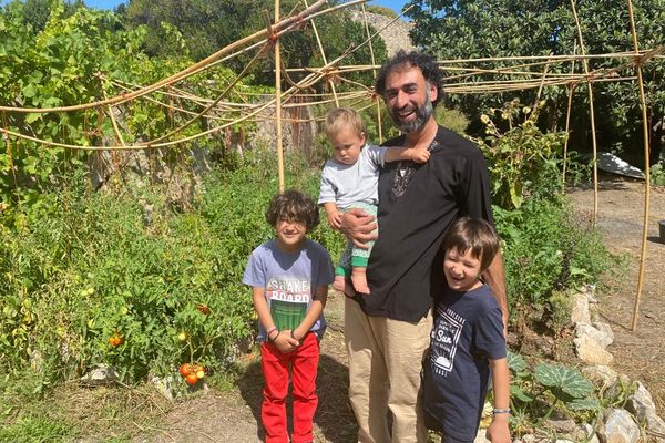 La famille Iliassi dans le jardin de leur maison d'Estagel dans les Pyrénées-Orientales