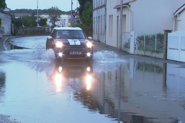 La Chapelle-des-Pots les pieds dans l'eau.