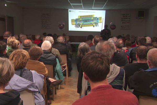 Des opposants au projet de Futur collisionneur circulaire (FCC) du Cern se sont réunis le 12 septembre 2024 lors d'une réunion publique à Evires, en Haute-Savoie.