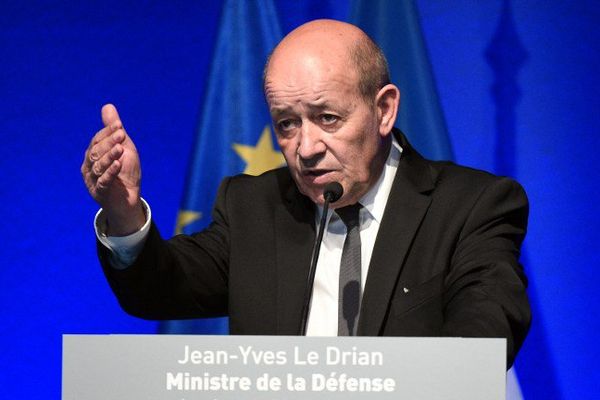 Jean-Yves Le Drian pendant les commémorations de la poche de Lorient