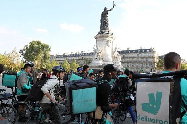 Manifestation des livreurs de Deliveroo place de la République, le 11 août 2017