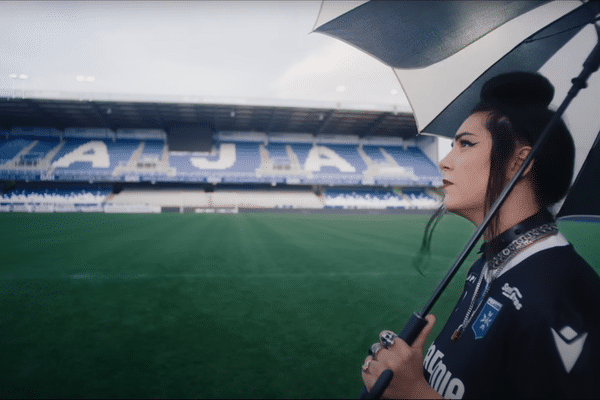 La chanteuse Hoshi tourne un clip au stade de l'Abbé-Deschamps, à Auxerre.