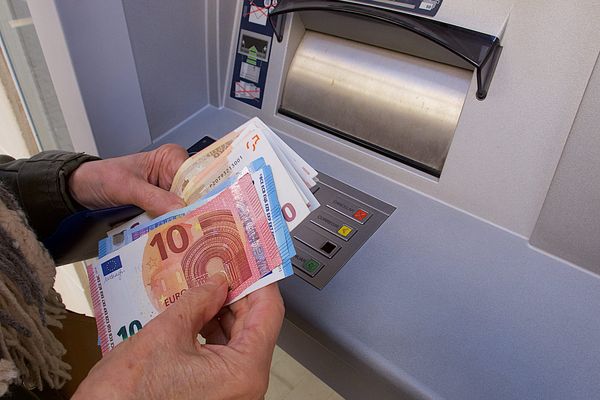 Les deux hommes auraient utilisé à plusieurs reprises des cartes bancaires volées dans des voitures au Grau d'Agde d'ans l'Hérault. Des cartes avec lesquelles ils ont retiré 2400 € à des distributeurs automatiques.