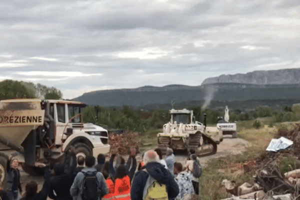 Mercredi 19 septembre : les bulldozers quittent le chantier de construction dans une forêt à Fuveau, cédant à la pression des défenseurs de l'environnement.