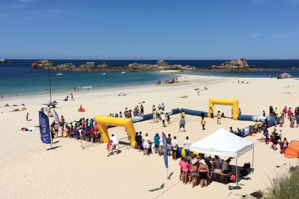 Tout l'été, la ligue de football de Bretagne invite les jeunes à des tournois sur 32 plages, ici à Cléder (Finistère). 