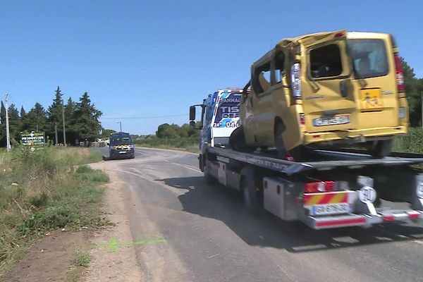 Lansargues (Hérault) - le mini bus accidenté sur la route de Lunel, il y avait 6 ouvriers agricoles espagnols à bord - 9 août 2021.