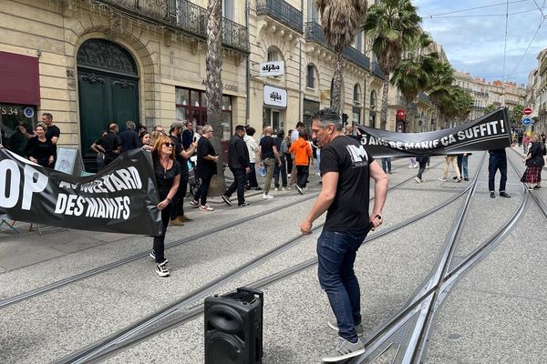 Les boutiques ont fermé entre 12h et 13h afin d'alerter les pouvoirs publics et demander à la préfecture de modifier le parcours des manifestations. Ils ont aussi bloqué le tramway pour protester contre ces manifestations qui affectent leur chiffre d''affaire.