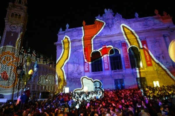 Des images de Jorge Orta sont projetées, le 06 décembre 2003, sur la façade de l'opéra de Lille lors de l'ouverture de Lille 2004, capitale de la culture.