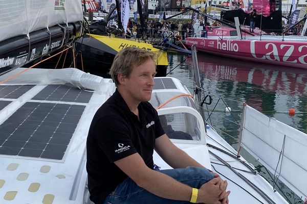 À 41 ans, Conrad Colman prendra le départ le 10 novembre prochain de son deuxième Vendée Globe sans énergie fossile.