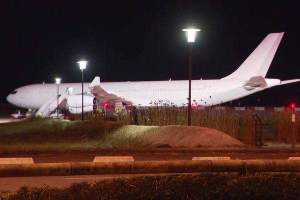 Des préparatifs étaient en cours en fin de journée dimanche 24 décembre dans l'avion immobilisé sur le tarmac de Paris-Vatry.