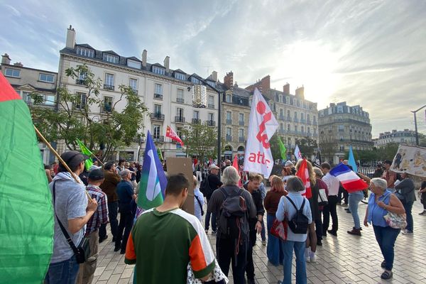 Ce samedi 21 septembre, 200 personnes étaient mobilisées à Dijon contre le nouveau gouvernement.