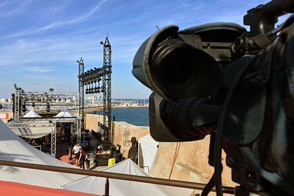 La caméra des équipes de reportage de France Languedoc-Roussillon au festival de Sète dans l'Hérault