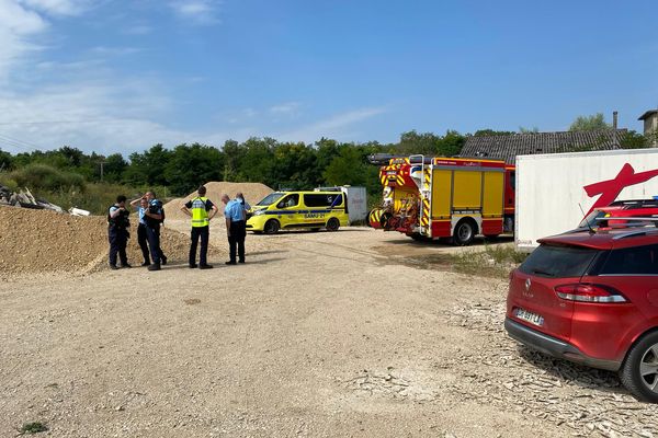 Les gendarmes et les pompiers sur les lieux de l'accident