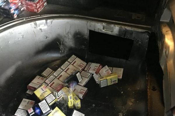 Les cigarettes étaient cachées de partout dans la voiture.