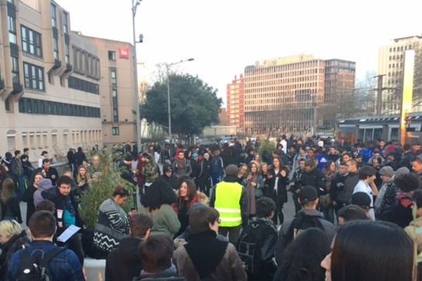 environ 200 personnes se sont rassemblés au métro Saint Sever à Rouen le vendredi 17 février 2017 en soutien à Théo.