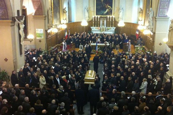 Yssingeaux (Haute-Loire): le 9 décembre 2014, près de 600 personnes sont réunies dans l'église de la commune pour les obsèques de Jacques Barrot.