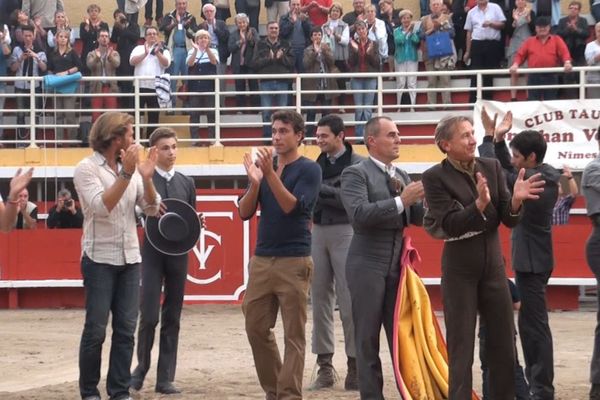 Les toreros applaudissent le public à l'issue du festival de Rodilhan