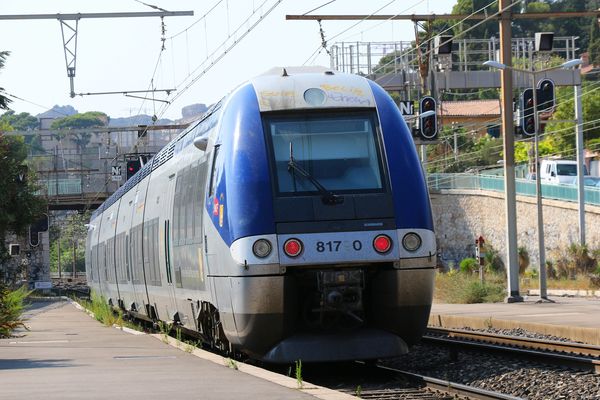 Une rame de TER à la gare de l'Estaque à Marseille.