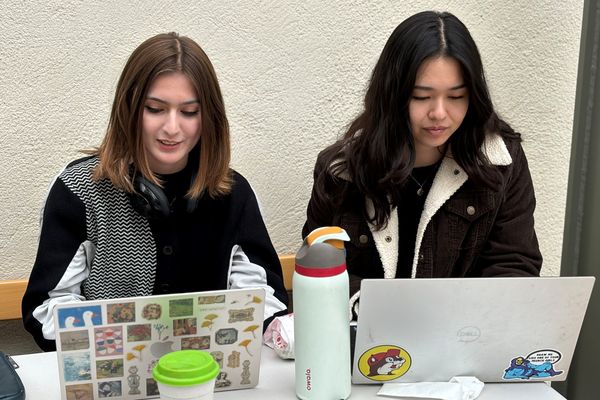 Mona et Agnès, deux étudiantes américaines ont voté pour la candidate démocrate.