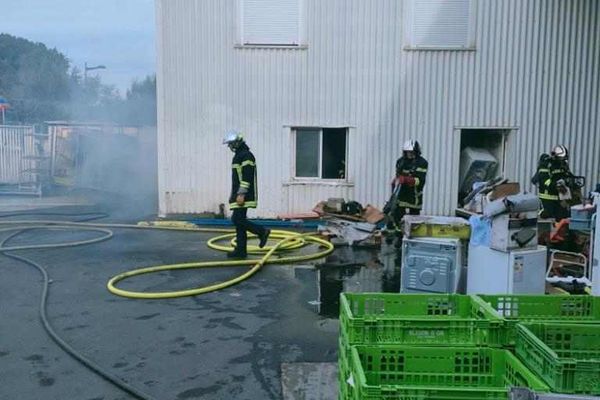 Une trentaine de pompiers sont intervenus dans un incendie à Sérignan