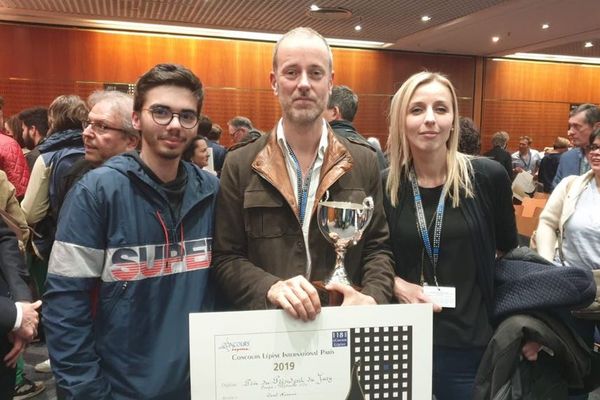 David Navarro, ici au centre, entouré de Léo Pernin et Mathilde Titren, venus présenter le prototype au concours Lépine 