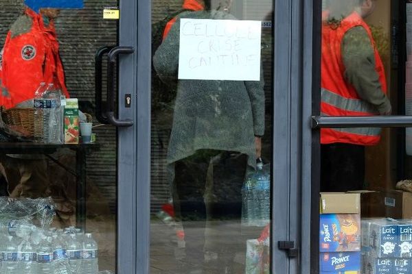 Des points de ravitaillement ont été installés dans les villes où il n' y a pas d'accès à l'eau potable, comme ici à Villegailhenc - 17 octobre 2018