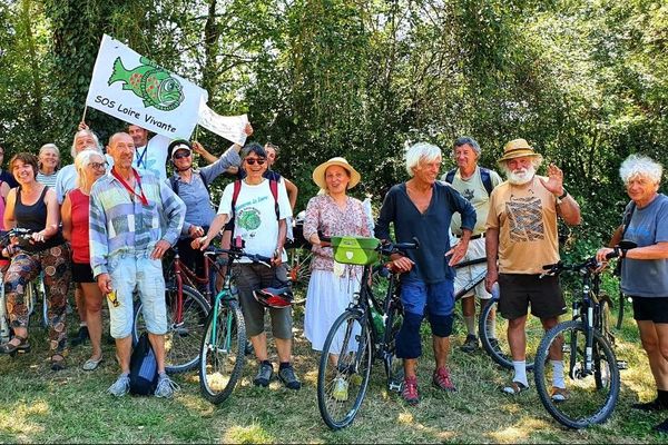 Vélos ou canoës, tous les moyens sont bons pour descendre le Cher, jusqu'à la confluence avec la Loire