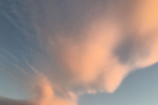 La tête dans les nuages, il n’est pas rare de distinguer des formes dans le ciel. Dans le Puy-de-Dôme, une photographe amateur a ainsi immortalisé l’image bluffante d’un bébé qui semble nous observer depuis là-haut.