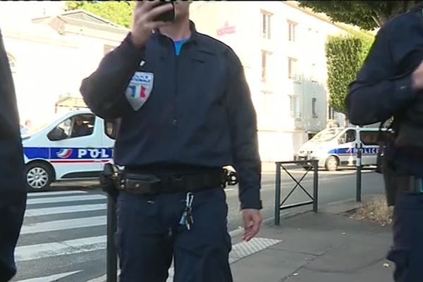 Les policiers ont mis en doute l'authenticité du brassard presse du journaliste cameraman de France 3 