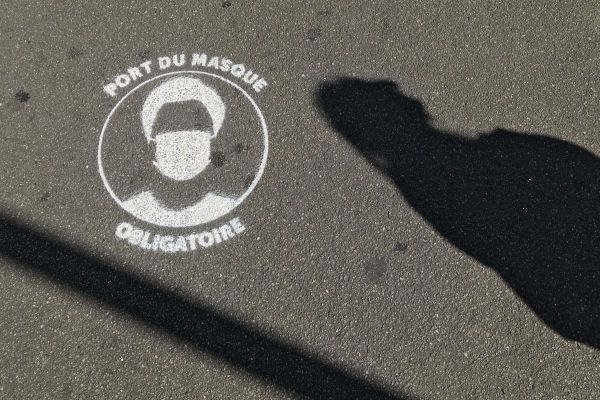 Le port du masque obligatoire dans les rues, pour quelques semaines encore