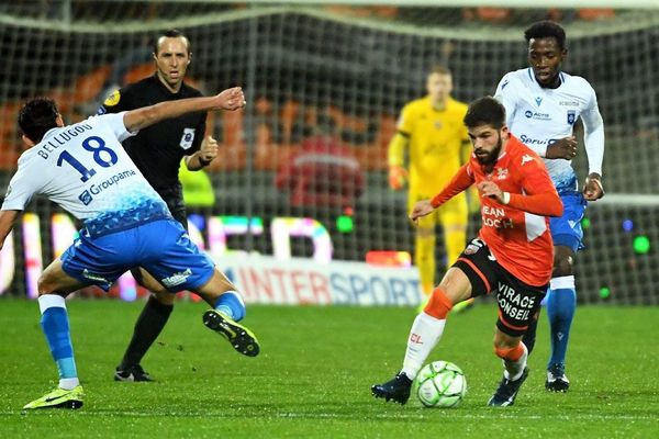 Stade du Moustoir à Lorient ( 56 ) le 13/12/2019 : 18e journée de Ligue 2  FC Lorient contre l'AJ Auxerre. Jimmy Cabot (FC Lorient) François Bellugou (Auxerre)