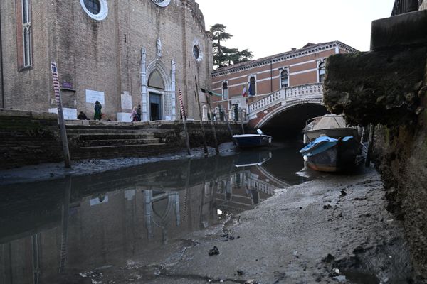 Un spectacle d'autant plus paradoxal que Venise est d'habitude menacée par le phénomène inverse de l'"acqua alta".