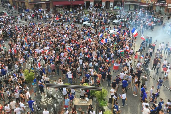 La place Denis Dussoubs de Limoges : Les supporters laissent éclater leur joie 