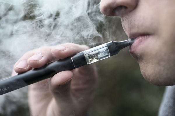 La cigarette électronique est désormais interdite en entreprise dans les espaces de travail commun