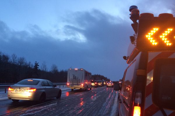 Neige sur l’A75 dans le Cantal : lundi 1er janvier, les automobilistes ont mis 5 heures pour parcourir 30 kilomètres au niveau du col de la Fageole.