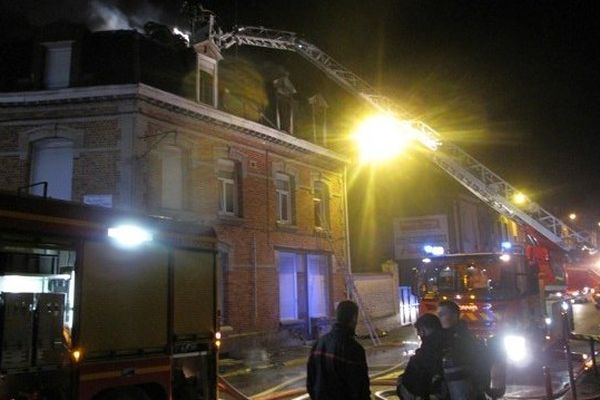 Cette nuit rue du faubourg de Paris, une trentaine de pompiers s'est démenée pour sauver les habitants et éteindre les flammes.