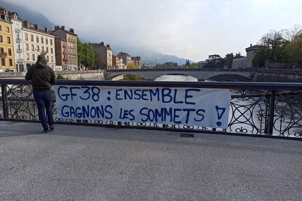 Les supporters du GF38 ont déployé des banderoles dans tout Grenoble