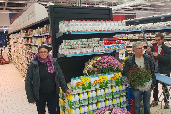 Des chrysanthèmes pour les produits laitiers en promotion. 