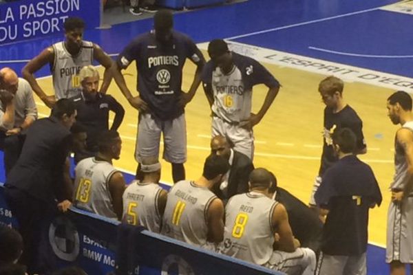 Le coach poitevin Ruddy Nelhomme entouré de ses joueurs.