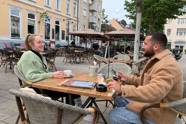 Il n'y a pas foule à Kehl ce jeudi 20 mai à la terrasse de ce café : seuls les vaccinés, les immunisés et les testés peuvent y prendre un verre