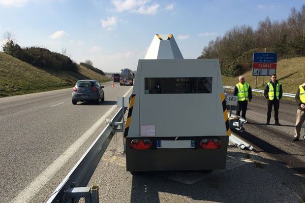 Le radar placé sur un terre-plein de l'A29 près d'Yvetot