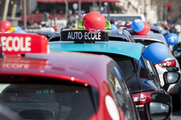 29 février 2016. Rassemblement des auto-écoles, sur le champs de Mars a Paris, pour protester contre la reforme du code de la route.