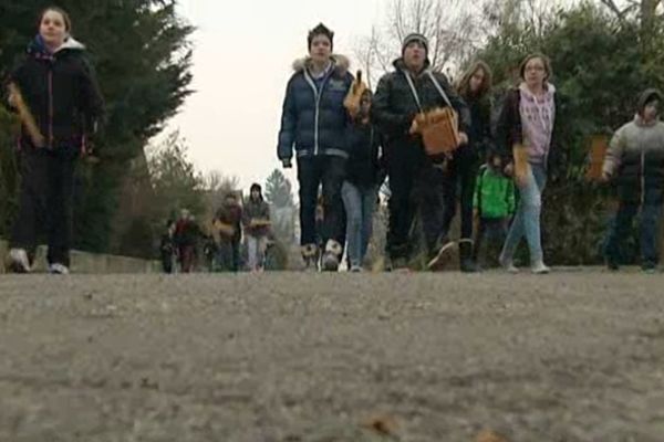 Ces crécelleurs sillonnent le village et annoncent l'Angelus dès 6 h du matin.